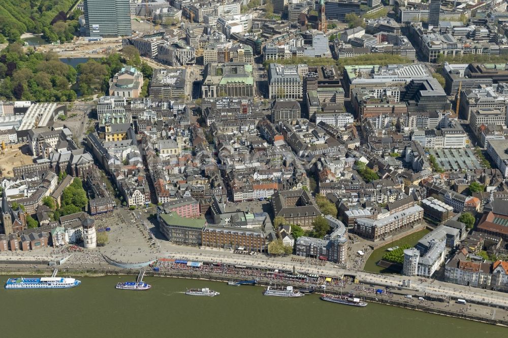 Düsseldorf aus der Vogelperspektive: Stadtansicht der Altstadt am Ufer des Rhein in Düsseldorf im Bundesland Nordrhein-Westfalen NRW