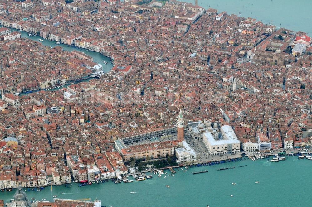 Venedig von oben - Stadtansicht vom Altstadtkern am Marcusplatz von Venedig in Italien
