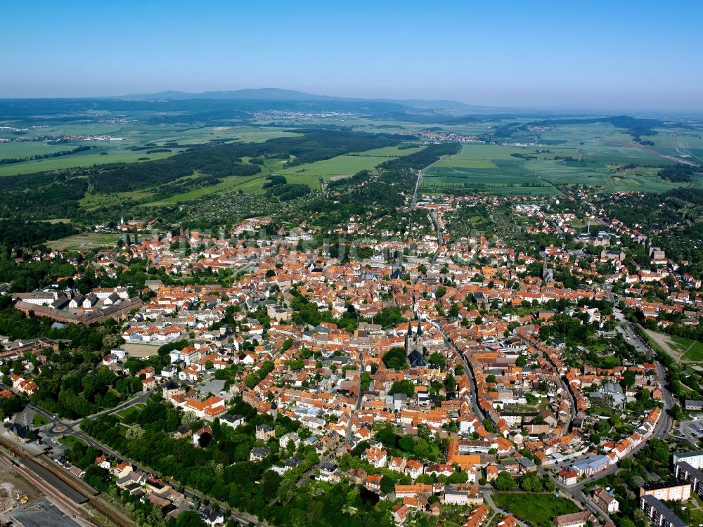 Quedlinburg aus der Vogelperspektive: Stadtansicht vom Altstadtkern in Quedlinburg im Bundesland Sachsen-Anhalt