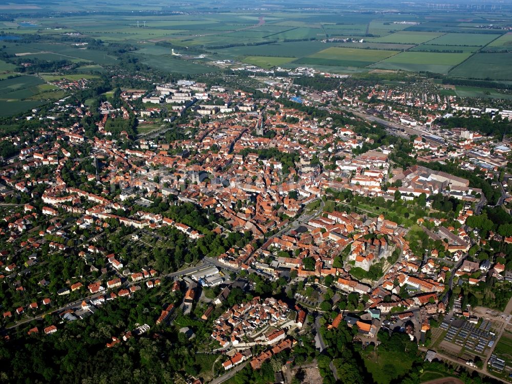 Luftaufnahme Quedlinburg - Stadtansicht vom Altstadtkern in Quedlinburg im Bundesland Sachsen-Anhalt