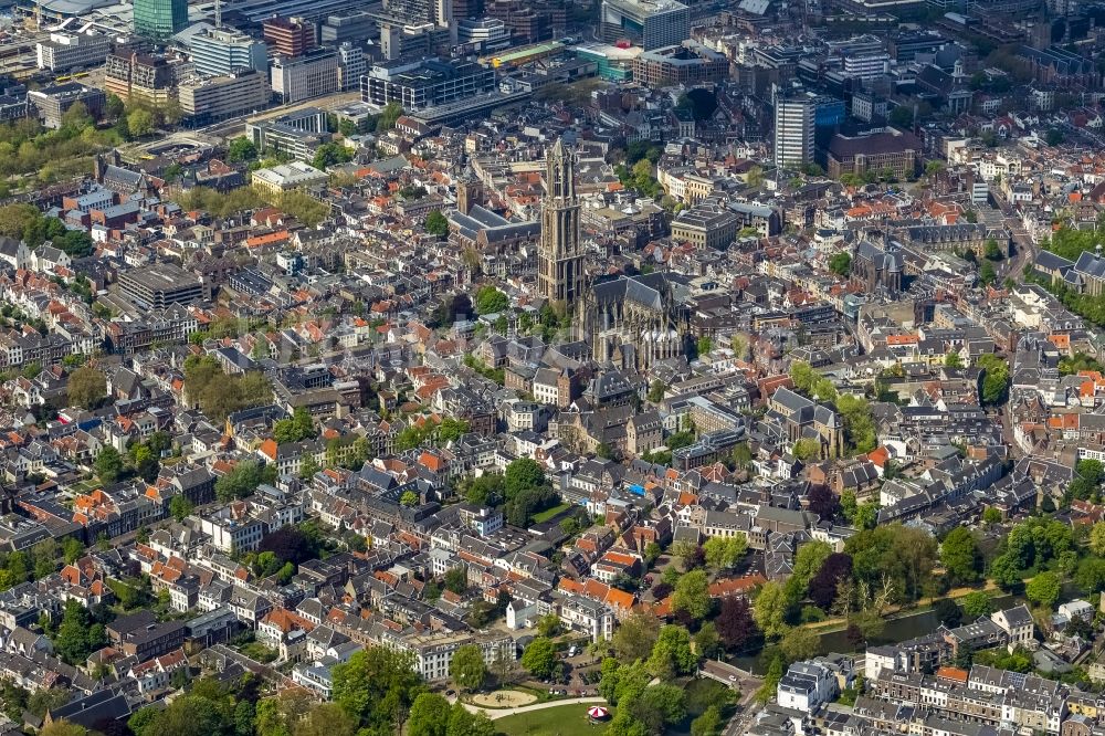 Luftbild Utrecht - Stadtansicht des Altstadtzentrums und der Innenstadt am Dom zu Utrecht in Holland - Niederlanden