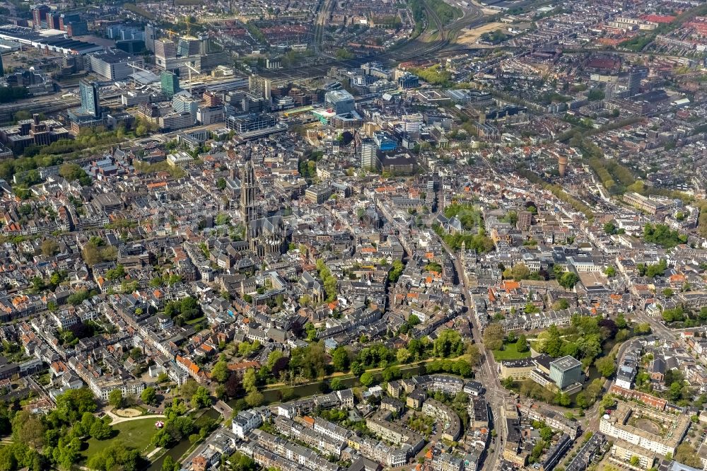 Utrecht aus der Vogelperspektive: Stadtansicht des Altstadtzentrums und der Innenstadt am Dom zu Utrecht in Holland - Niederlanden