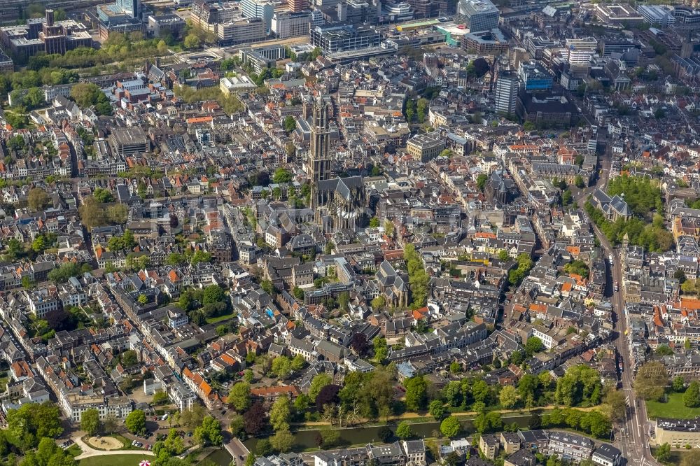 Luftbild Utrecht - Stadtansicht des Altstadtzentrums und der Innenstadt am Dom zu Utrecht in Holland - Niederlanden