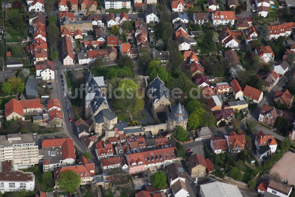 Alzey von oben - Stadtansicht von Alzey mit dem Gebäude des Amtsgericht in der Schlossgasseim Bundesland Rheinland-Pfalz