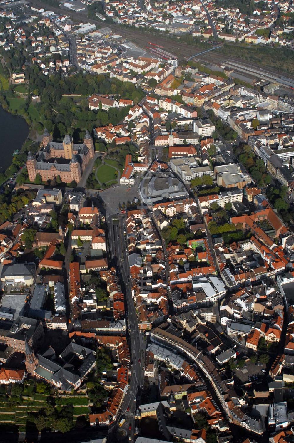 Luftbild Aschaffenburg - Stadtansicht von Aschaffenburg mit Schloss Johannisburg, Marktplatz, Hauptbahnhof und der Stiftskirche St. Peter und Alexander