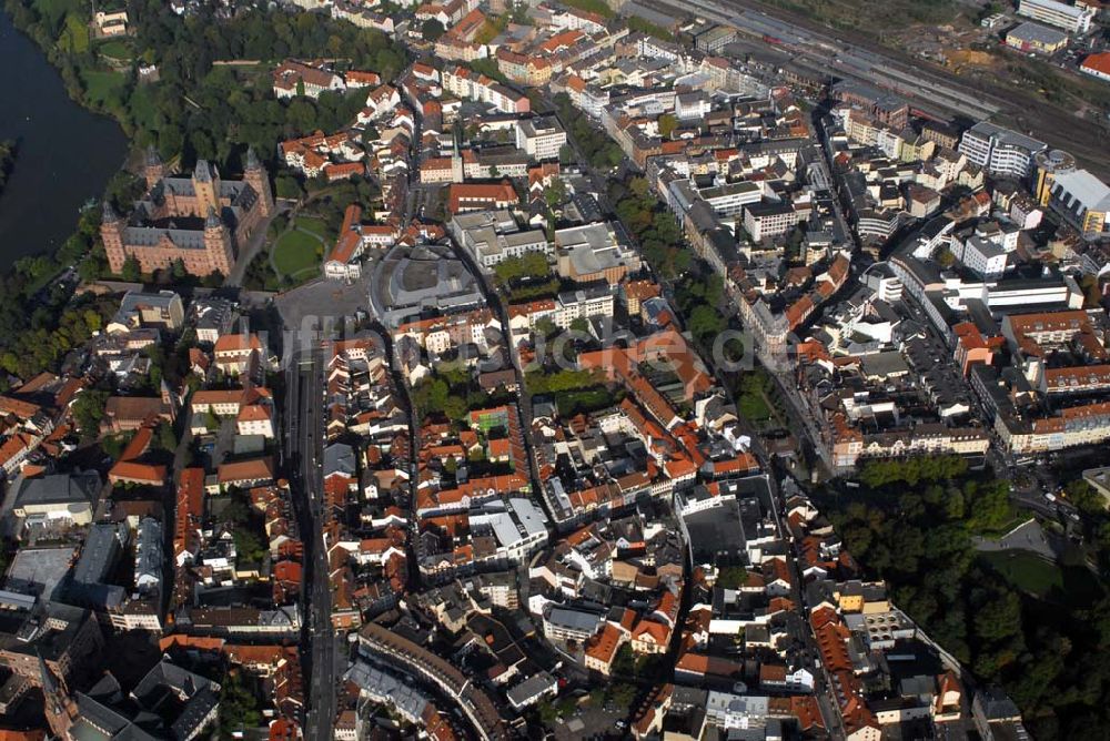 Aschaffenburg aus der Vogelperspektive: Stadtansicht von Aschaffenburg mit Schloss, Marktplatz und Bahnhof