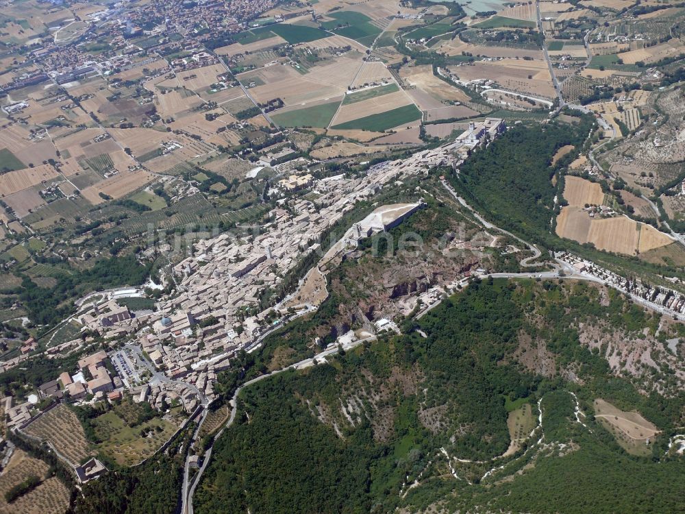 Assisi aus der Vogelperspektive: Stadtansicht von Assisis in der Provinz Umbria in Italien