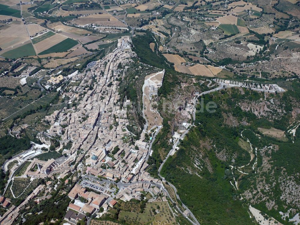 Luftbild Assisi - Stadtansicht von Assisis in der Provinz Umbria in Italien