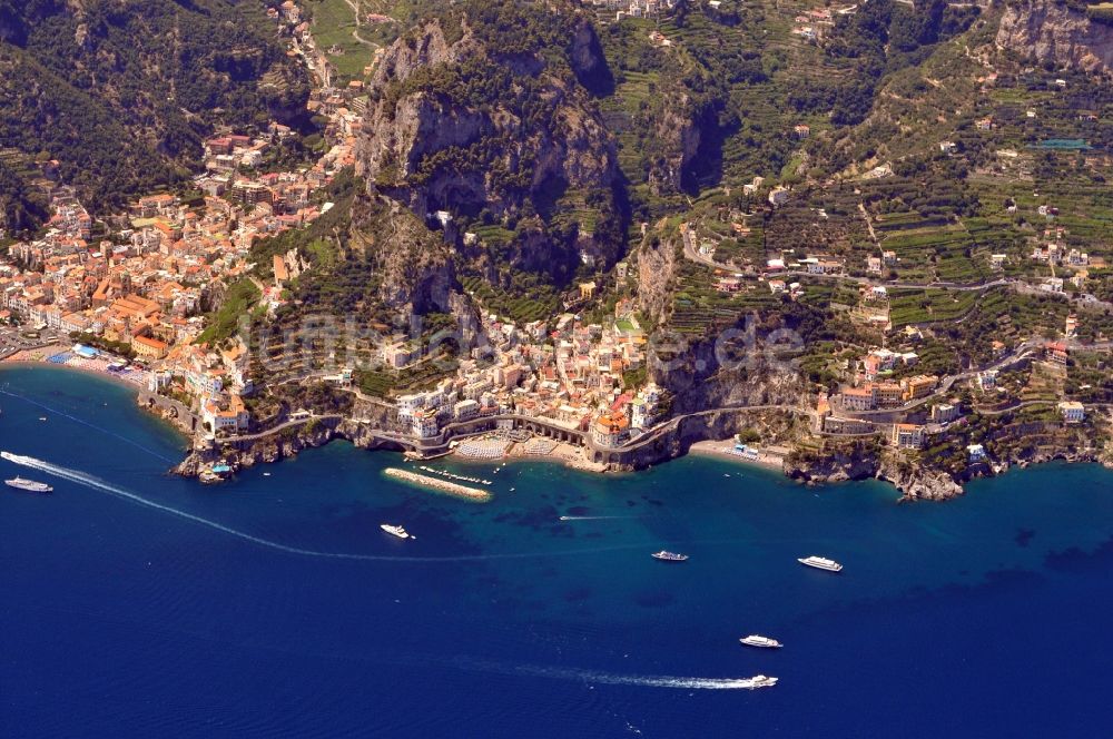 Luftaufnahme Atrani - Stadtansicht von Atrani an der Amalfiküste in der Provinz Salerno in Italien