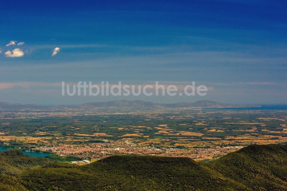 Banyoles von oben - Stadtansicht von Banyoles in der Provinz Girona in Spanien