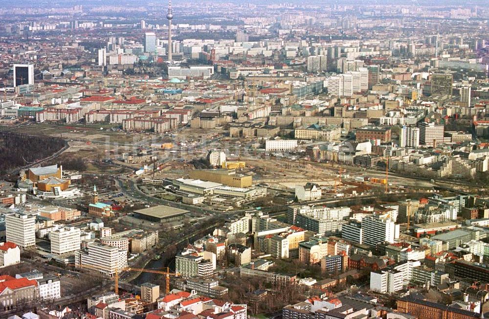 Berlin von oben - Stadtansicht vom Baufeld an der ehemaligen Mauer am Potsdamer Platz in Berlin