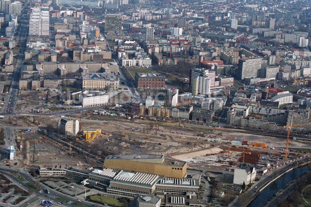 Berlin aus der Vogelperspektive: Stadtansicht vom Baufeld an der ehemaligen Mauer am Potsdamer Platz in Berlin