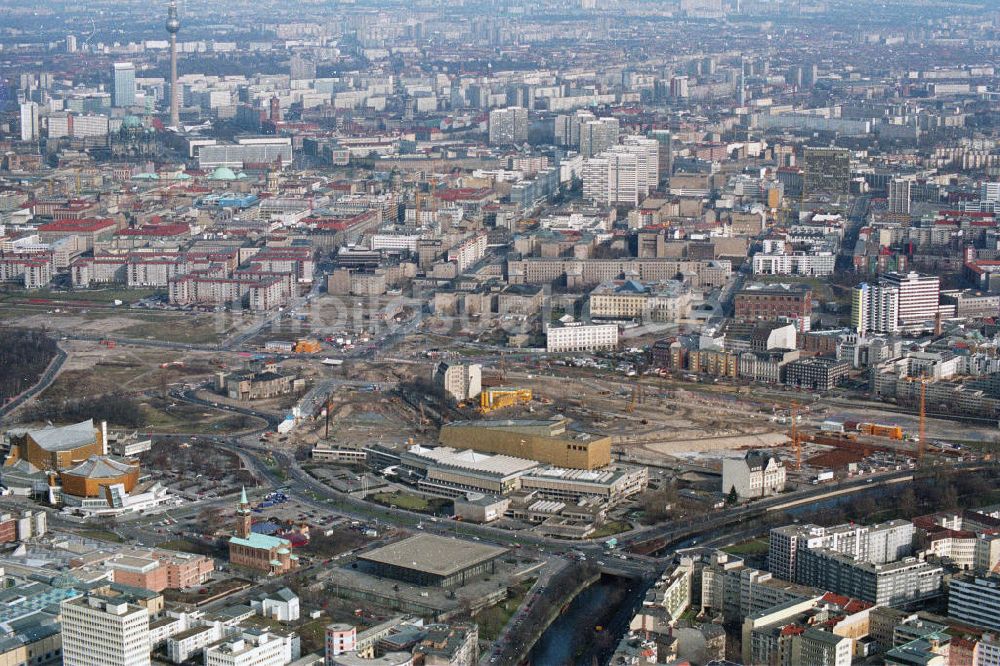 Luftbild Berlin - Stadtansicht vom Baufeld an der ehemaligen Mauer am Potsdamer Platz in Berlin