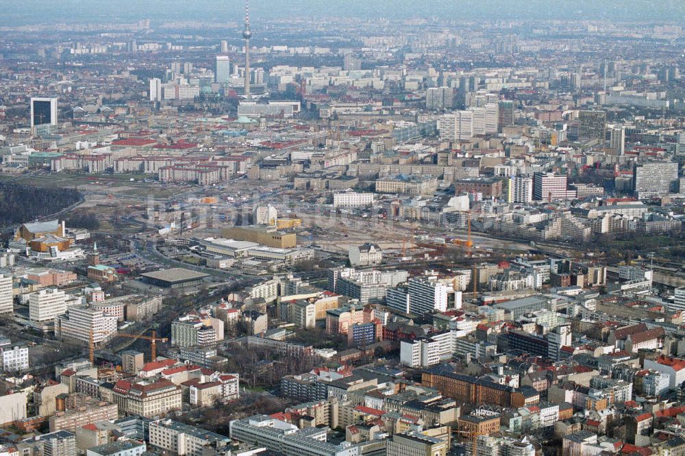 Berlin aus der Vogelperspektive: Stadtansicht vom Baufeld an der ehemaligen Mauer am Potsdamer Platz in Berlin