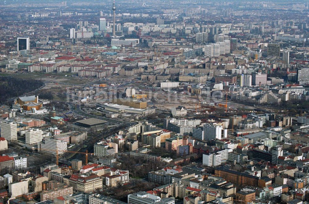 Berlin aus der Vogelperspektive: Stadtansicht vom Baufeld an der ehemaligen Mauer am Potsdamer Platz in Berlin