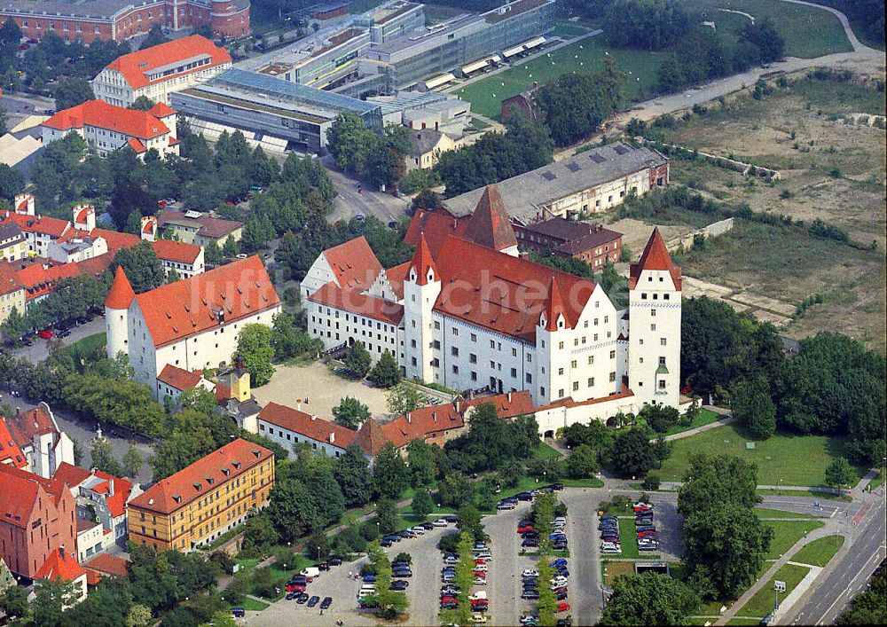 Luftaufnahme Ingolstadt - Stadtansicht vom bayerischen Ingolstadt mit dem Neuen Schloss (Armeemuseum)