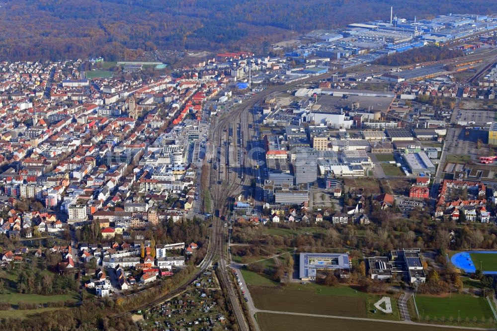 Singen (Hohentwiel) aus der Vogelperspektive: Stadtansicht beim Bahnhof im Stadtgebiet in Singen (Hohentwiel) im Bundesland Baden-Württemberg, Deutschland