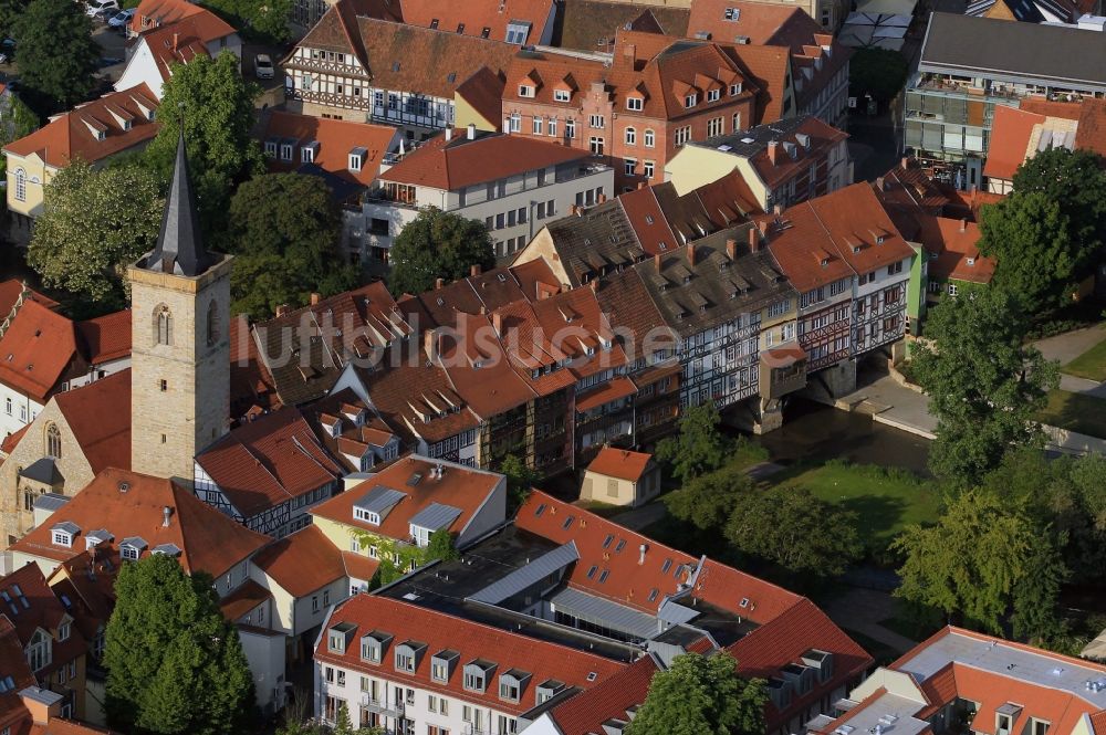 Erfurt von oben - Stadtansicht über die Häuser am Wnigemarkt mit dem Kirchenbau der Ägidienkirche in Erfurt in Thüringen