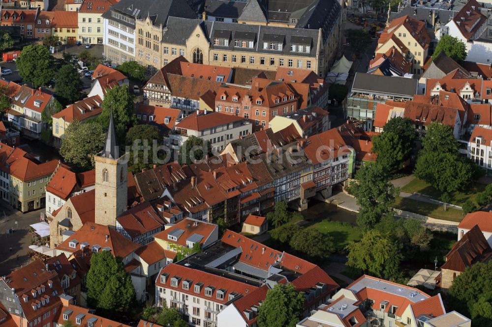 Erfurt aus der Vogelperspektive: Stadtansicht über die Häuser am Wnigemarkt mit dem Kirchenbau der Ägidienkirche in Erfurt in Thüringen