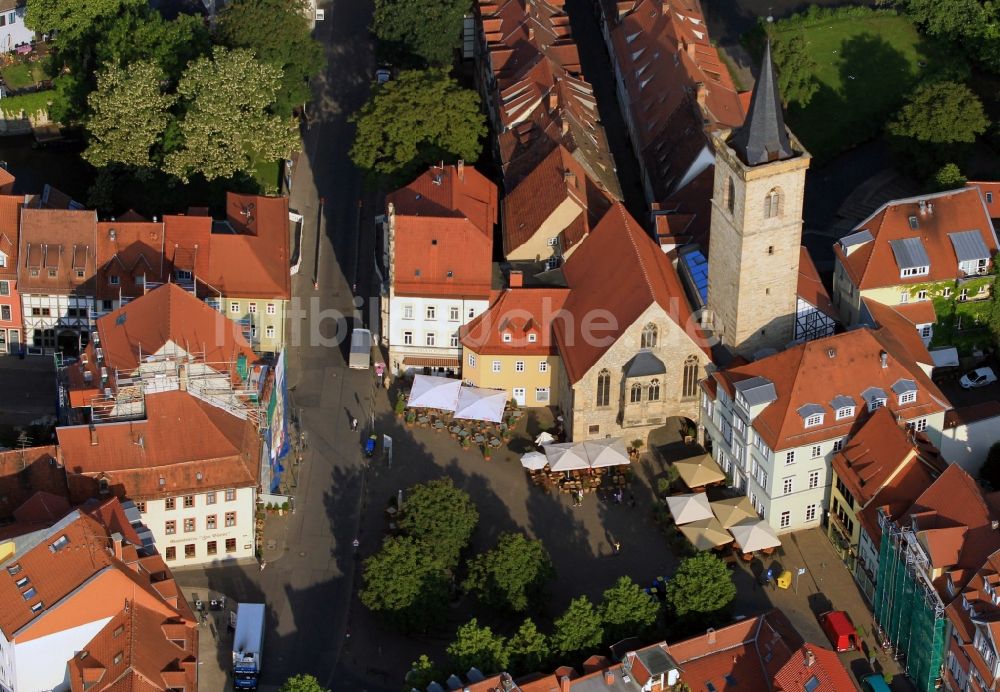 Luftbild Erfurt - Stadtansicht über die Häuser am Wnigemarkt mit dem Kirchenbau der Ägidienkirche in Erfurt in Thüringen