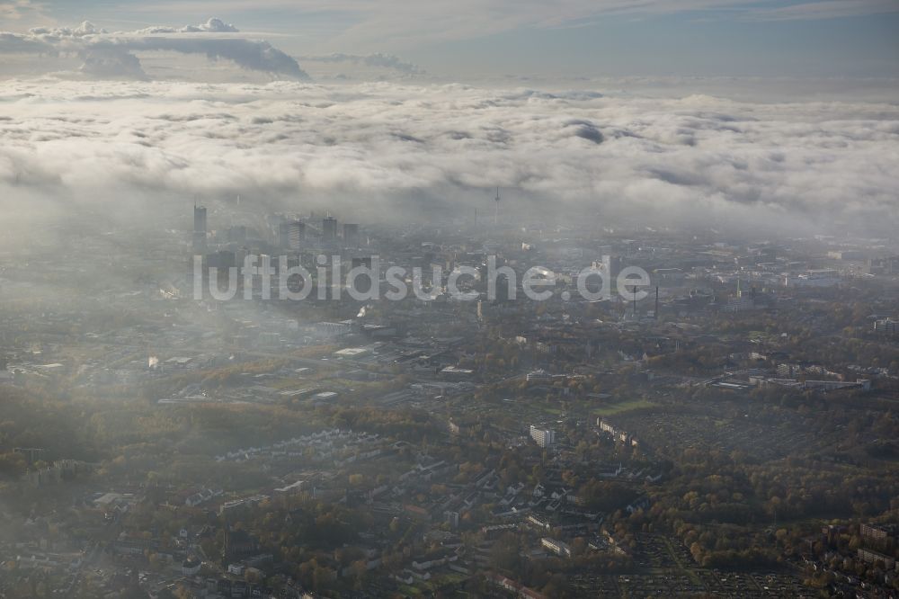 Essen von oben - Stadtansicht über die von einer imposanten Nebel- und Wolken- Landschaft eingehüllte Skyline der Essener Innenstadt im Bundesland Nordrhein-Westfalen