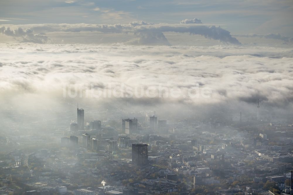 Essen aus der Vogelperspektive: Stadtansicht über die von einer imposanten Nebel- und Wolken- Landschaft eingehüllte Skyline der Essener Innenstadt im Bundesland Nordrhein-Westfalen