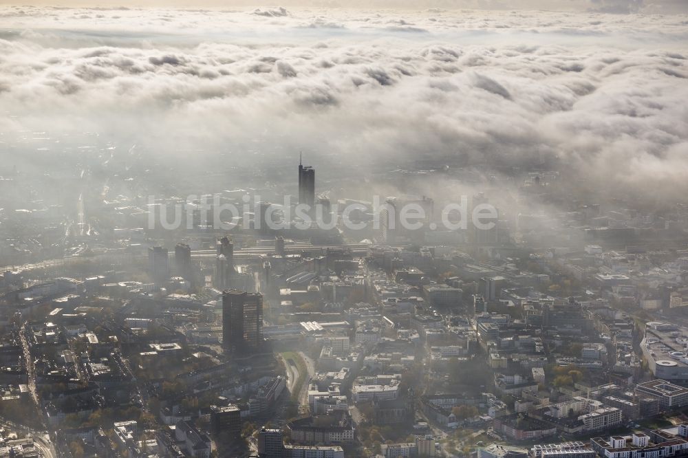 Luftbild Essen - Stadtansicht über die von einer imposanten Nebel- und Wolken- Landschaft eingehüllte Skyline der Essener Innenstadt im Bundesland Nordrhein-Westfalen