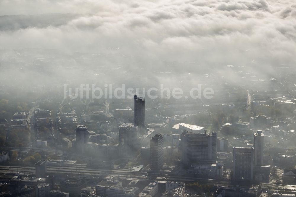 Luftaufnahme Essen - Stadtansicht über die von einer imposanten Nebel- und Wolken- Landschaft eingehüllte Skyline der Essener Innenstadt im Bundesland Nordrhein-Westfalen