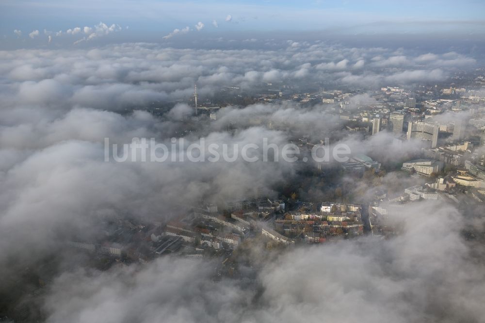 Luftbild Essen - Stadtansicht über die von einer imposanten Nebel- und Wolken- Landschaft eingehüllte Skyline der Essener Innenstadt im Bundesland Nordrhein-Westfalen
