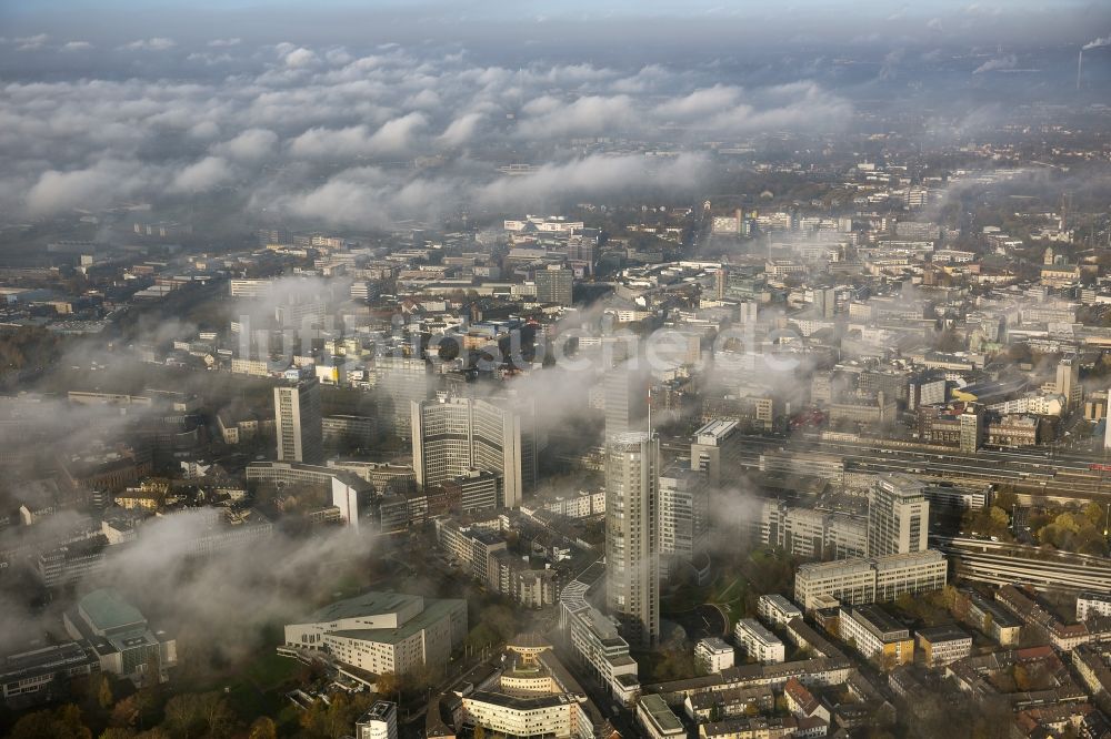 Essen von oben - Stadtansicht über die von einer imposanten Nebel- und Wolken- Landschaft eingehüllte Skyline der Essener Innenstadt im Bundesland Nordrhein-Westfalen