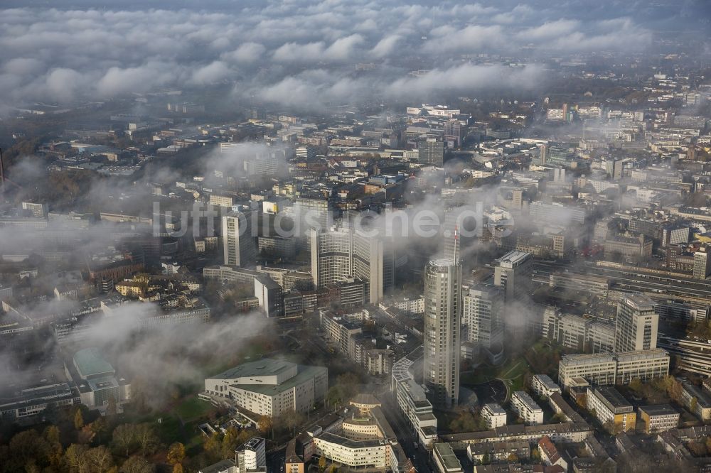 Essen aus der Vogelperspektive: Stadtansicht über die von einer imposanten Nebel- und Wolken- Landschaft eingehüllte Skyline der Essener Innenstadt im Bundesland Nordrhein-Westfalen