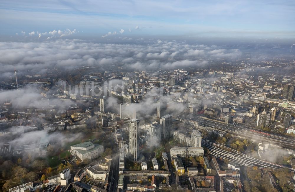 Luftbild Essen - Stadtansicht über die von einer imposanten Nebel- und Wolken- Landschaft eingehüllte Skyline der Essener Innenstadt im Bundesland Nordrhein-Westfalen