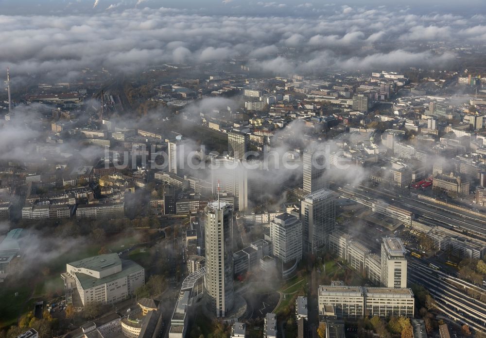 Luftaufnahme Essen - Stadtansicht über die von einer imposanten Nebel- und Wolken- Landschaft eingehüllte Skyline der Essener Innenstadt im Bundesland Nordrhein-Westfalen