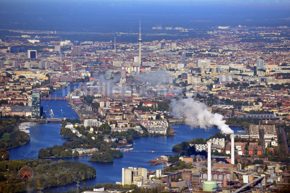 Luftbild Berlin - Stadtansicht über die Ortsteile Rummelsburg und Friedrichshain entlang dem Verlauf der Spree mit Blick Richtung Fernsehturm in Berlin