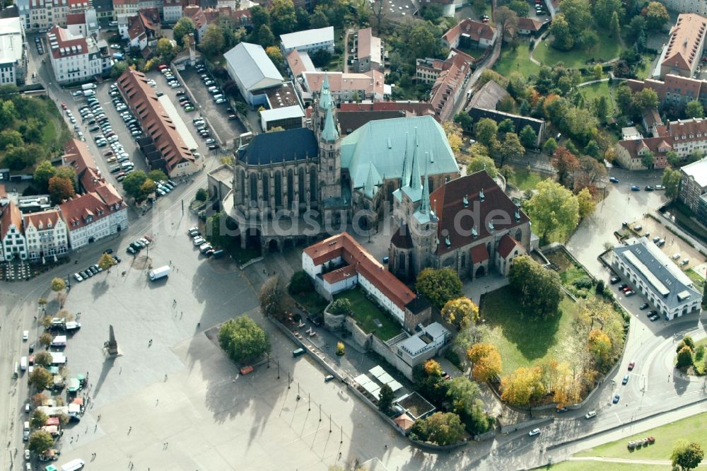 Erfurt aus der Vogelperspektive: Stadtansicht über die St. Severikirche und den Erfurter Dom in der Landeshauptstadt von Thüringen