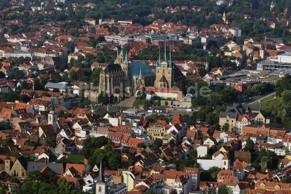 Luftaufnahme Erfurt - Stadtansicht über die St. Severikirche und den Erfurter Dom in der Landeshauptstadt von Thüringen