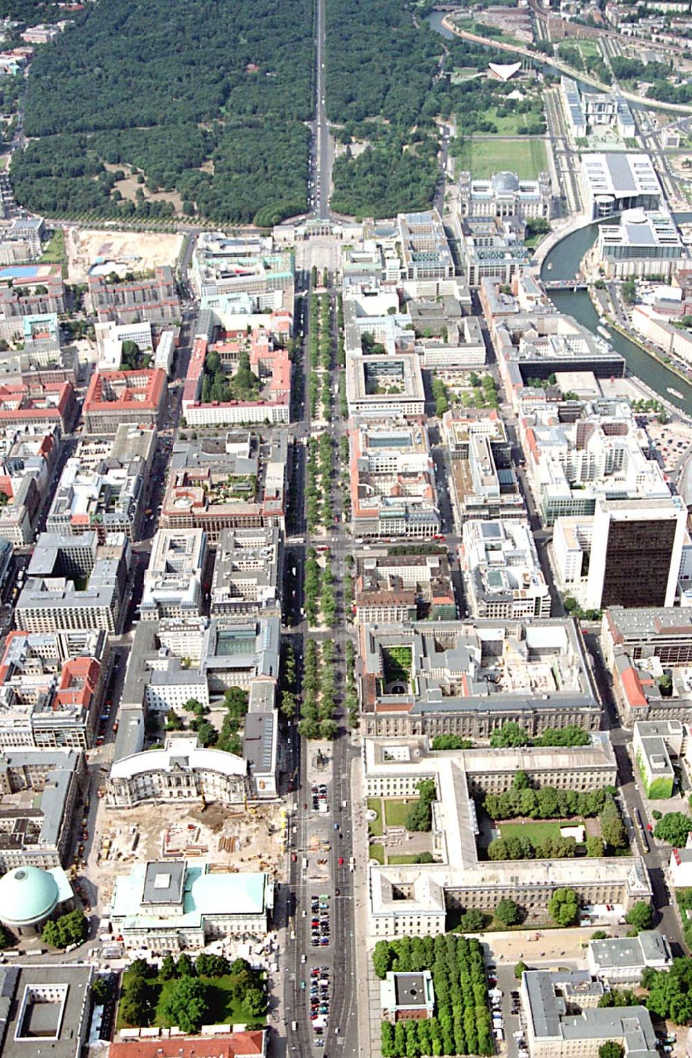 Luftaufnahme Berlin (Tiergarten) - Stadtansicht vom Bereich Unter den Linden mit dem Brandenburger Tor und dem Regierungsviertel in Berlin- Mitte/Tiergarten