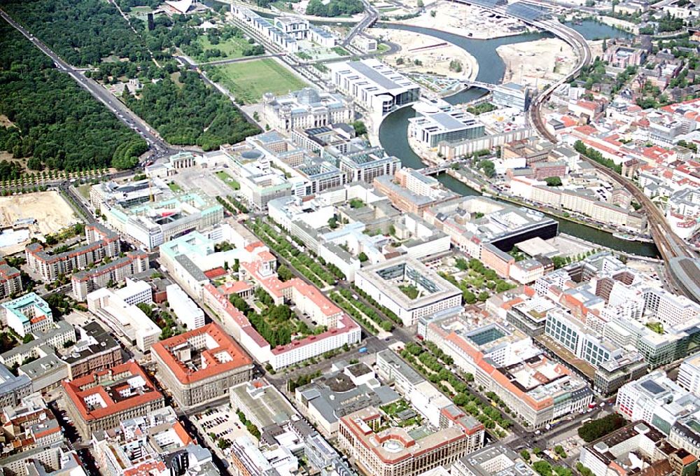 Berlin (Tiergarten) von oben - Stadtansicht vom Bereich Unter den Linden mit dem Brandenburger Tor und dem Regierungsviertel in Berlin- Mitte/Tiergarten