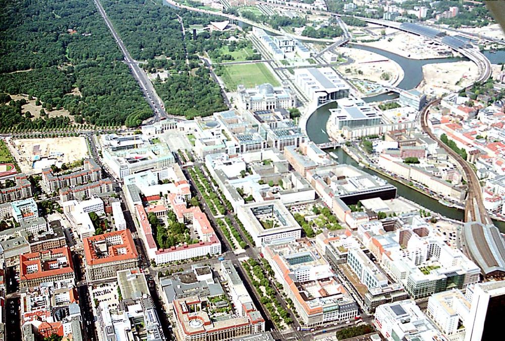 Berlin (Tiergarten) aus der Vogelperspektive: Stadtansicht vom Bereich Unter den Linden mit dem Brandenburger Tor und dem Regierungsviertel in Berlin- Mitte/Tiergarten