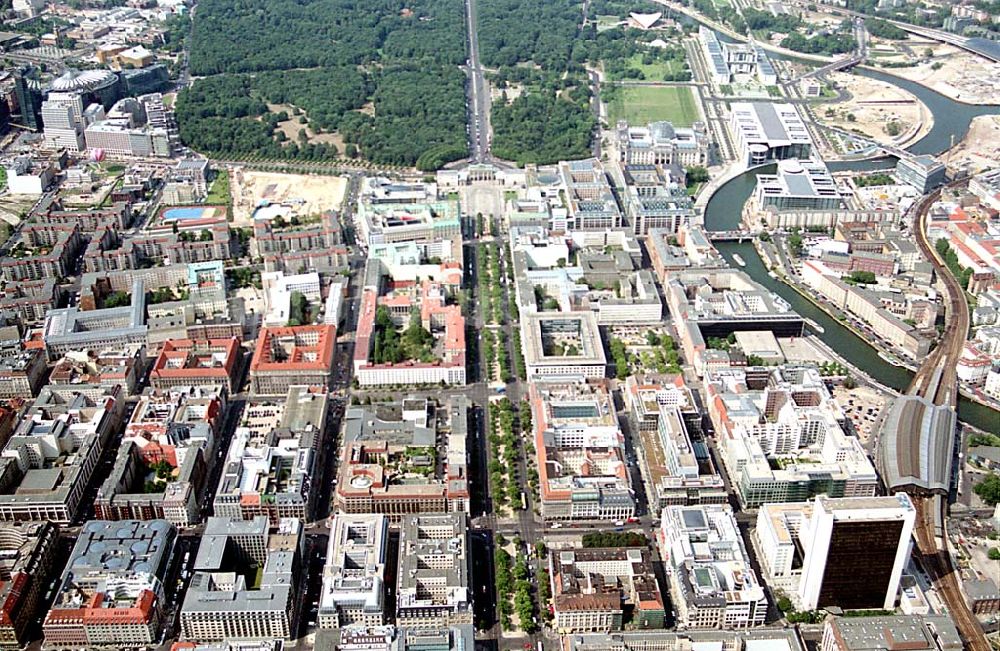 Luftbild Berlin (Tiergarten) - Stadtansicht vom Bereich Unter den Linden mit dem Brandenburger Tor und dem Regierungsviertel in Berlin- Mitte/Tiergarten