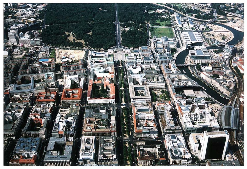 Luftaufnahme Berlin (Tiergarten) - Stadtansicht vom Bereich Unter den Linden mit dem Brandenburger Tor und dem Regierungsviertel in Berlin- Mitte/Tiergarten