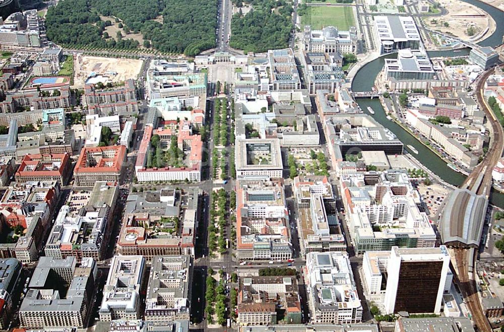 Berlin (Tiergarten) von oben - Stadtansicht vom Bereich Unter den Linden mit dem Brandenburger Tor und dem Regierungsviertel in Berlin- Mitte/Tiergarten