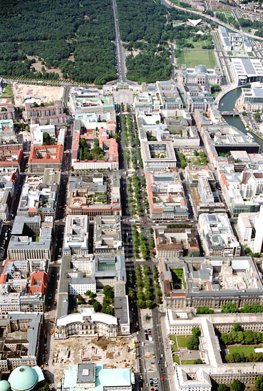 Luftaufnahme Berlin (Tiergarten) - Stadtansicht vom Bereich Unter den Linden mit dem Brandenburger Tor und dem Regierungsviertel in Berlin- Mitte/Tiergarten