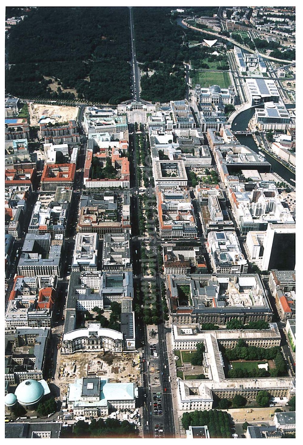 Berlin (Tiergarten) von oben - Stadtansicht vom Bereich Unter den Linden mit dem Brandenburger Tor und dem Regierungsviertel in Berlin- Mitte/Tiergarten