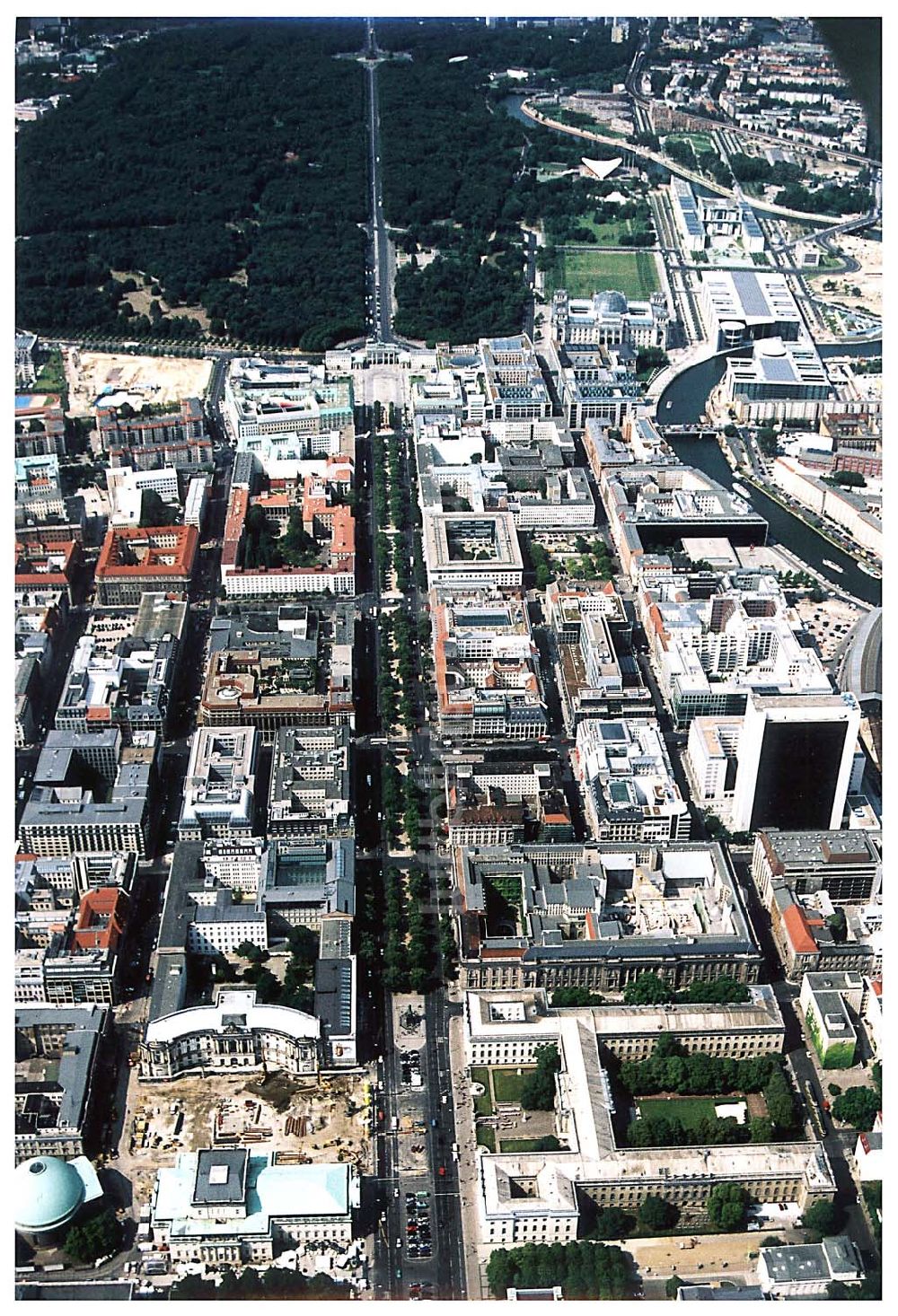 Berlin (Tiergarten) aus der Vogelperspektive: Stadtansicht vom Bereich Unter den Linden mit dem Brandenburger Tor und dem Regierungsviertel in Berlin- Mitte/Tiergarten