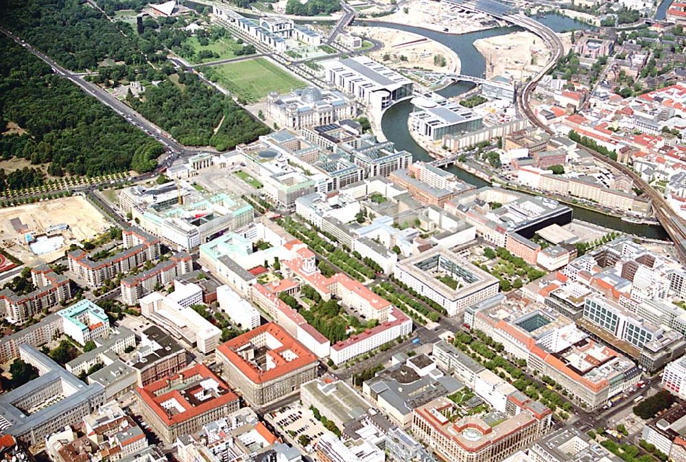 Luftbild Berlin (Tiergarten) - Stadtansicht vom Bereich Unter den Linden mit dem Brandenburger Tor und dem Regierungsviertel in Berlin- Mitte/Tiergarten