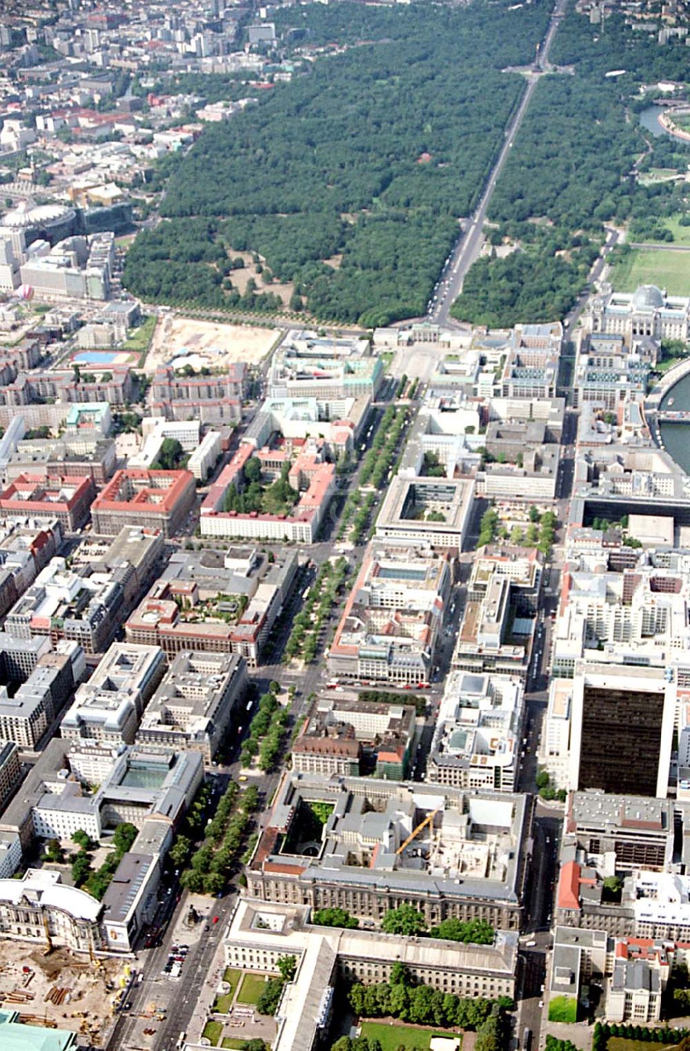 Berlin (Tiergarten) von oben - Stadtansicht vom Bereich Unter den Linden mit dem Brandenburger Tor und dem Regierungsviertel in Berlin- Mitte/Tiergarten