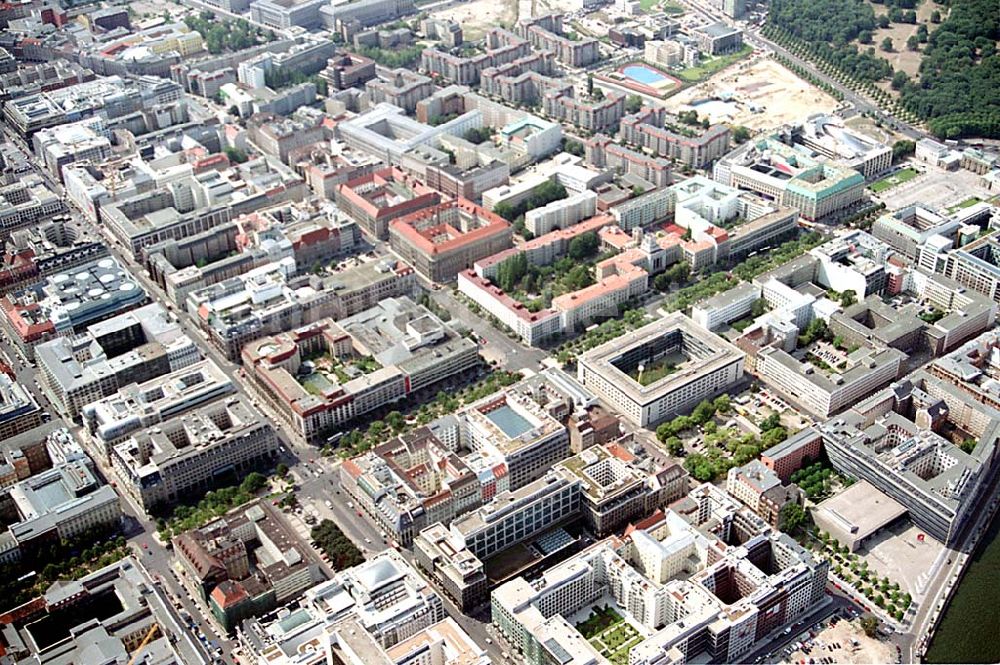 Luftbild Berlin (Tiergarten) - Stadtansicht vom Bereich Unter den Linden mit dem Brandenburger Tor und dem Regierungsviertel in Berlin- Mitte/Tiergarten