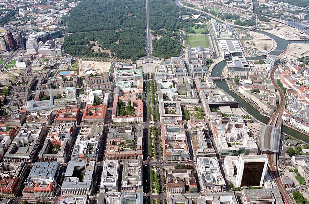 Berlin (Tiergarten) von oben - Stadtansicht vom Bereich Unter den Linden mit dem Brandenburger Tor und dem Regierungsviertel in Berlin- Mitte/Tiergarten