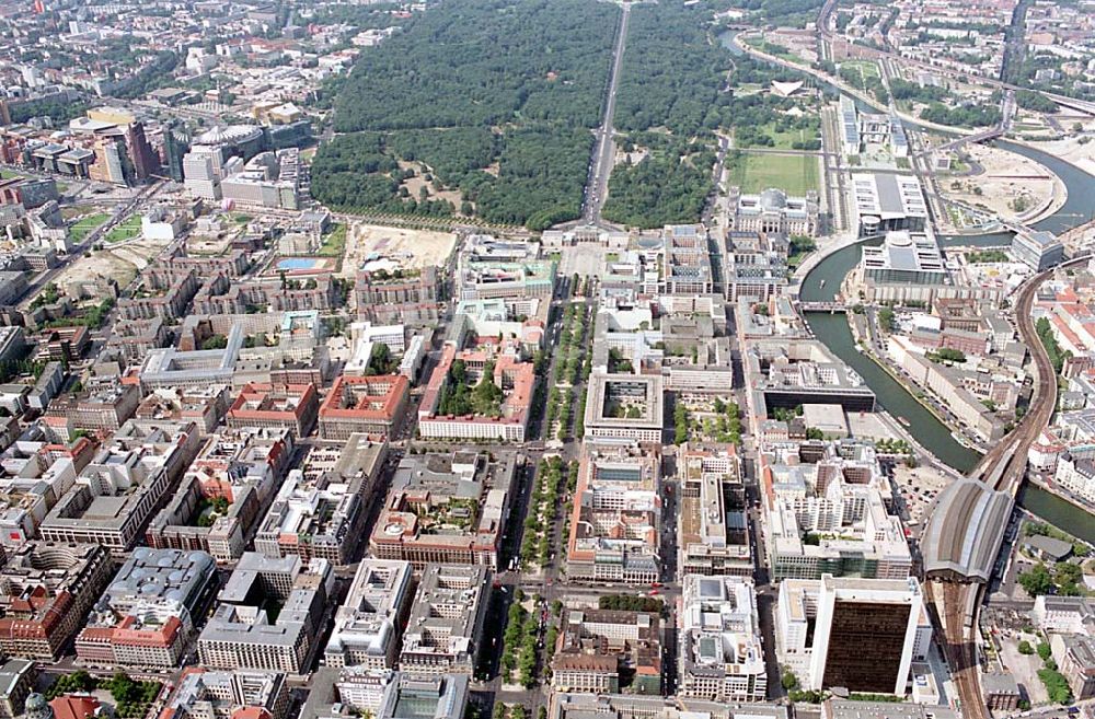 Berlin (Tiergarten) aus der Vogelperspektive: Stadtansicht vom Bereich Unter den Linden mit dem Brandenburger Tor und dem Regierungsviertel in Berlin- Mitte/Tiergarten